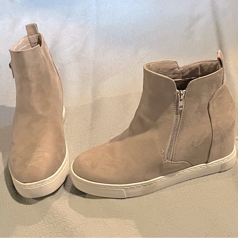EUC Arizona Wedge Booties